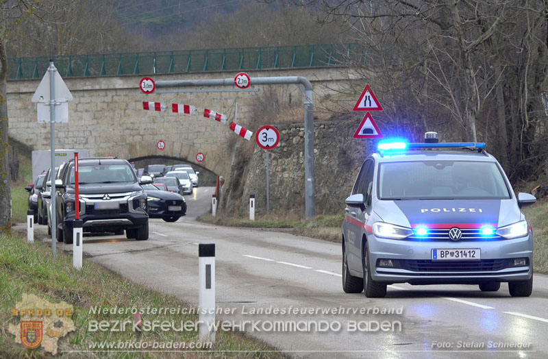 20260211_Sattelzug blockiert L4010 bei missglücktem Wendemanöver in Pfaffstätten Einödstraße Foto: Stefan Schneider BFKDO BADEN 20260211_Sattelzug blockiert L4010 bei missglücktem Wendemanöver in Pfaffstätten Einödstraße Foto: Stefan Schneider BFKDO BADEN