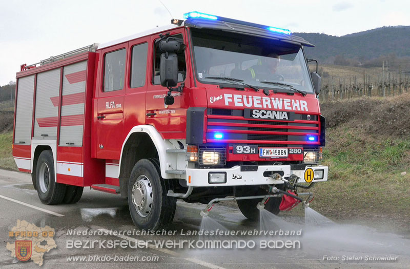 20260211_Sattelzug blockiert L4010 bei missglücktem Wendemanöver in Pfaffstätten Einödstraße Foto: Stefan Schneider BFKDO BADEN 20260211_Sattelzug blockiert L4010 bei missglücktem Wendemanöver in Pfaffstätten Einödstraße Foto: Stefan Schneider BFKDO BADEN