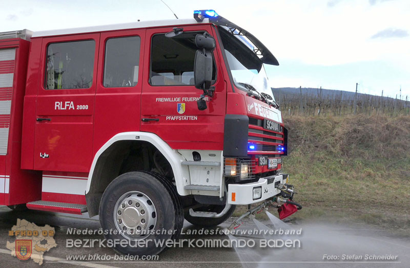 20260211_Sattelzug blockiert L4010 bei missglücktem Wendemanöver in Pfaffstätten Einödstraße Foto: Stefan Schneider BFKDO BADEN 20260211_Sattelzug blockiert L4010 bei missglücktem Wendemanöver in Pfaffstätten Einödstraße Foto: Stefan Schneider BFKDO BADEN