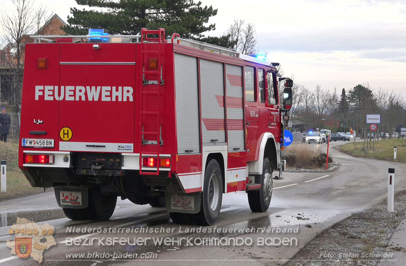 20260211_Sattelzug blockiert L4010 bei missglücktem Wendemanöver in Pfaffstätten Einödstraße Foto: Stefan Schneider BFKDO BADEN 20260211_Sattelzug blockiert L4010 bei missglücktem Wendemanöver in Pfaffstätten Einödstraße Foto: Stefan Schneider BFKDO BADEN