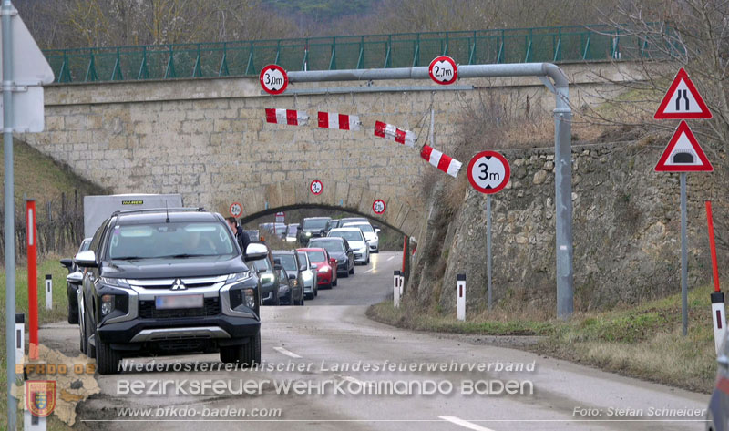 20260211_Sattelzug blockiert L4010 bei missglücktem Wendemanöver in Pfaffstätten Einödstraße Foto: Stefan Schneider BFKDO BADEN 20260211_Sattelzug blockiert L4010 bei missglücktem Wendemanöver in Pfaffstätten Einödstraße Foto: Stefan Schneider BFKDO BADEN
