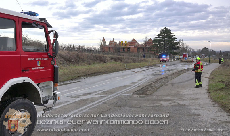 20260211_Sattelzug blockiert L4010 bei missglücktem Wendemanöver in Pfaffstätten Einödstraße Foto: Stefan Schneider BFKDO BADEN 20260211_Sattelzug blockiert L4010 bei missglücktem Wendemanöver in Pfaffstätten Einödstraße Foto: Stefan Schneider BFKDO BADEN