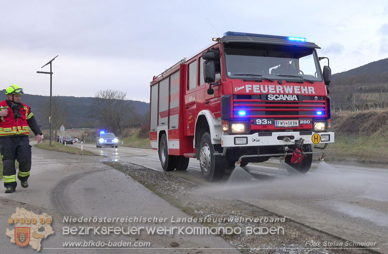 20260211_Sattelzug blockiert L4010 bei missglücktem Wendemanöver in Pfaffstätten Einödstraße Foto: Stefan Schneider BFKDO BADEN 20260211_Sattelzug blockiert L4010 bei missglücktem Wendemanöver in Pfaffstätten Einödstraße Foto: Stefan Schneider BFKDO BADEN