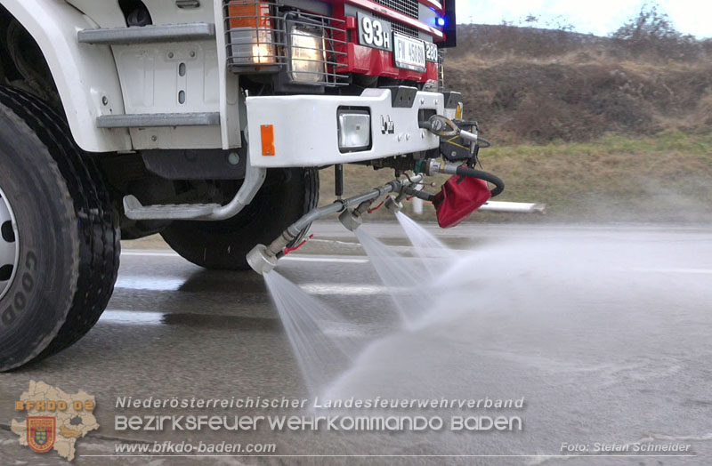 20260211_Sattelzug blockiert L4010 bei missglücktem Wendemanöver in Pfaffstätten Einödstraße Foto: Stefan Schneider BFKDO BADEN 20260211_Sattelzug blockiert L4010 bei missglücktem Wendemanöver in Pfaffstätten Einödstraße Foto: Stefan Schneider BFKDO BADEN
