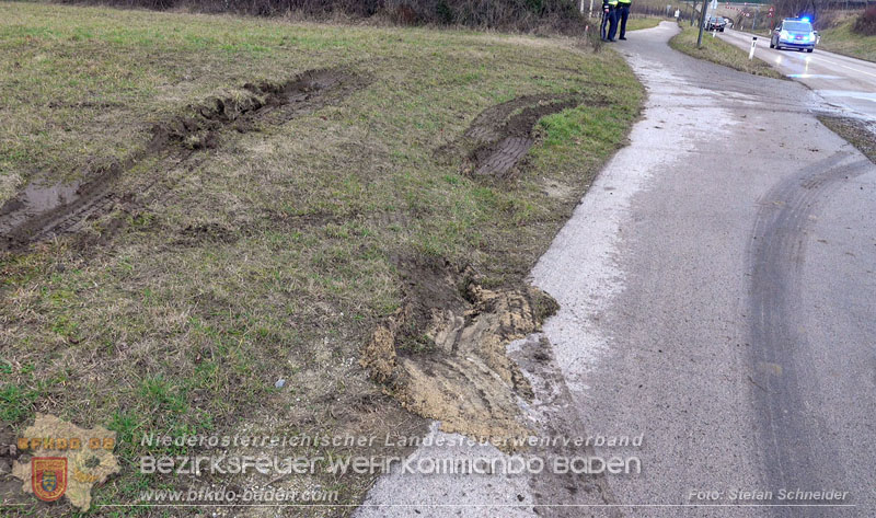 20260211_Sattelzug blockiert L4010 bei missglücktem Wendemanöver in Pfaffstätten Einödstraße Foto: Stefan Schneider BFKDO BADEN 20260211_Sattelzug blockiert L4010 bei missglücktem Wendemanöver in Pfaffstätten Einödstraße Foto: Stefan Schneider BFKDO BADEN