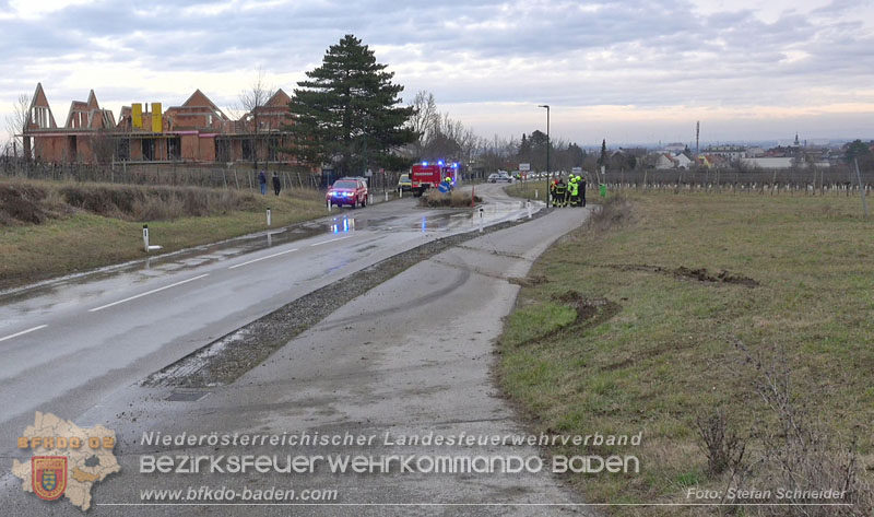 20260211_Sattelzug blockiert L4010 bei missglücktem Wendemanöver in Pfaffstätten Einödstraße Foto: Stefan Schneider BFKDO BADEN 20260211_Sattelzug blockiert L4010 bei missglücktem Wendemanöver in Pfaffstätten Einödstraße Foto: Stefan Schneider BFKDO BADEN