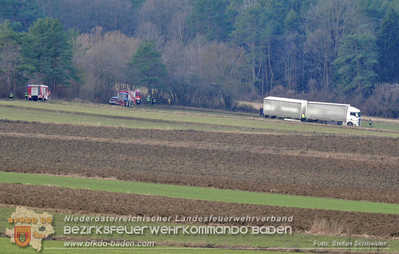 20260212_LKW samt Tandem-Anhänger hängt auf Feldweg bei Grossau fest Foto: Stefan Schneider BFKDO BADEN 20260212_LKW samt Tandem-Anhänger hängt auf Feldweg bei Grossau fest Foto: Stefan Schneider BFKDO BADEN