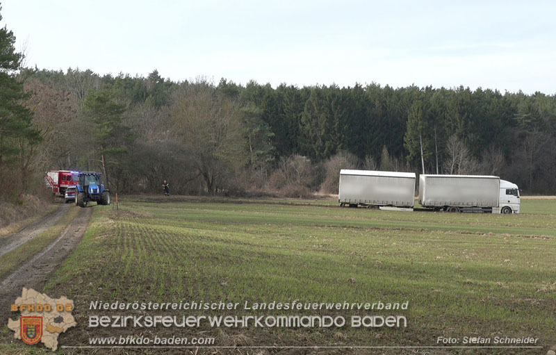 20260212_LKW samt Tandem-Anhänger hängt auf Feldweg bei Grossau fest Foto: Stefan Schneider BFKDO BADEN 20260212_LKW samt Tandem-Anhänger hängt auf Feldweg bei Grossau fest Foto: Stefan Schneider BFKDO BADEN