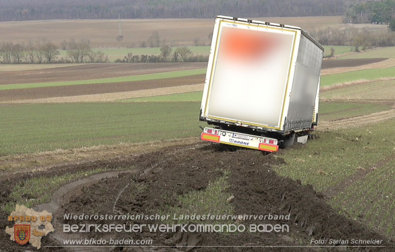 20260212_LKW samt Tandem-Anhänger hängt auf Feldweg bei Grossau fest Foto: Stefan Schneider BFKDO BADEN 20260212_LKW samt Tandem-Anhänger hängt auf Feldweg bei Grossau fest Foto: Stefan Schneider BFKDO BADEN
