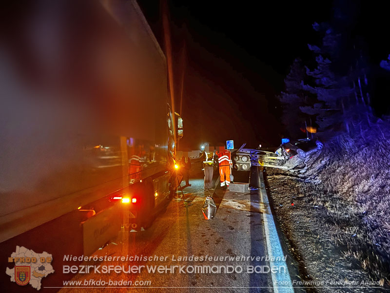 20260216_Nächtlicher Auffahrunfall auf der A21 fordert umfangreiche Bergungsarbeiten  Foto: FF Alland