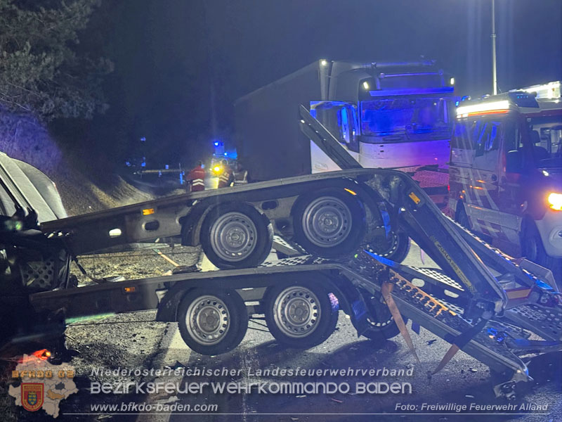 20260216_Nächtlicher Auffahrunfall auf der A21 fordert umfangreiche Bergungsarbeiten  Foto: FF Alland