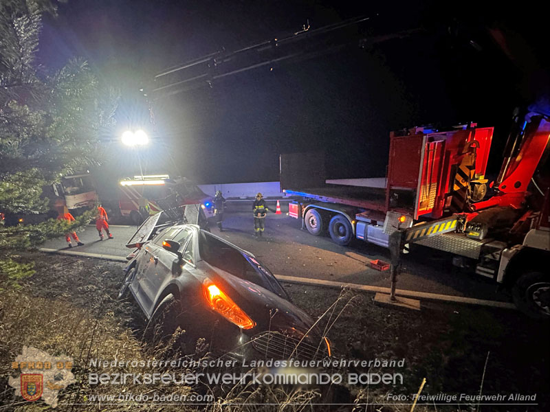 20260216_Nächtlicher Auffahrunfall auf der A21 fordert umfangreiche Bergungsarbeiten  Foto: FF Alland