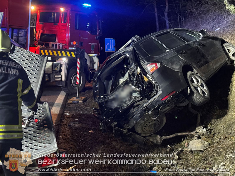 20260216_Nächtlicher Auffahrunfall auf der A21 fordert umfangreiche Bergungsarbeiten  Foto: FF Alland