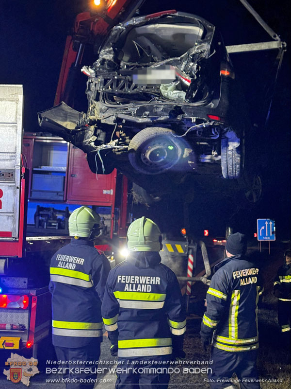 20260216_Nächtlicher Auffahrunfall auf der A21 fordert umfangreiche Bergungsarbeiten  Foto: FF Alland
