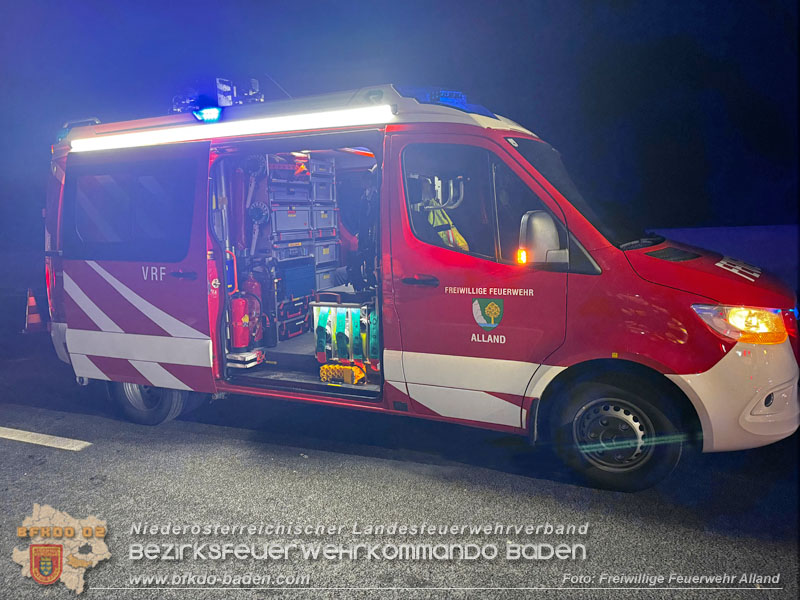 20260216_Nächtlicher Auffahrunfall auf der A21 fordert umfangreiche Bergungsarbeiten  Foto: FF Alland