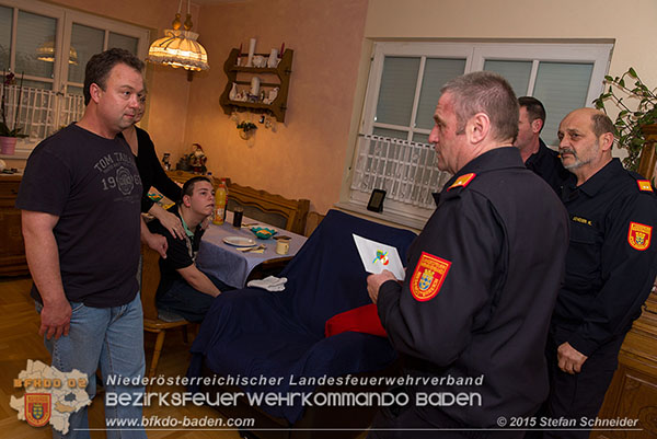 20151209_vorweihnachtliches Geschenk für schwer erkrankten Jungfeuerwehrmann Manuel Dögl FF Alland Foto: Stefan Schneider BFK Baden 20151209_vorweihnachtliches Geschenk für schwer erkrankten Jungfeuerwehrmann Manuel Dögl FF Alland Foto: Stefan Schneider BFK Baden