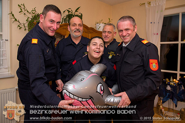 20151209_vorweihnachtliches Geschenk für schwer erkrankten Jungfeuerwehrmann Manuel Dögl FF Alland  Foto: Stefan Schneider BFK Baden 