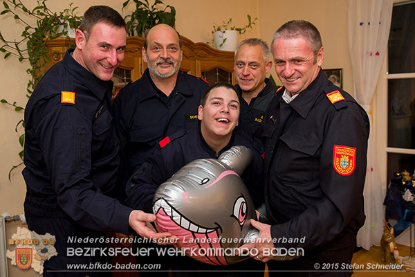 vorweihnachtliches Geschenk für schwer erkrankten Jungfeuerwehrmann Am Bild v.l.n.rechts: BFKDT Stv. Alexander Wolf, AFKDT Baden-Land Karl Scheder,PFM Manuel Dögl, AFKDT Stv. Wolfgang Zöchling-Schlemmer, BFKDT Anton Kerschbaumer Foto: Stefan Schneider BFK Baden vorweihnachtliches Geschenk für schwer erkrankten Jungfeuerwehrmann Am Bild v.l.n.rechts: BFKDT Stv. Alexander Wolf, AFKDT Baden-Land Karl Scheder,PFM Manuel Dögl, AFKDT Stv. Wolfgang Zöchling-Schlemmer, BFKDT Anton Kerschbaumer Foto: Stefan Schneider BFK Baden