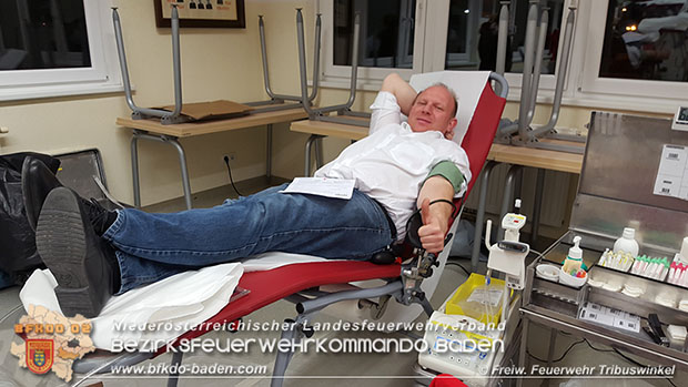 Auch Feuerwehrkommandant Stefan Mitheis fand sich unter den Spendern ... Foto: © FF Tribuswinkel