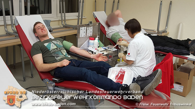 ebenso wie Kamerad Philipp Michalek von der FF Bad Voeslau, der hier seine 10. Spende taetigte Foto: © FF Tribuswinkel