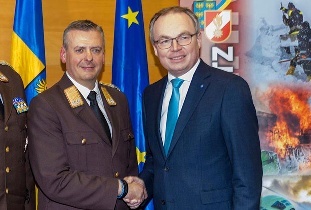 Feuerwehrlandesrat Dr. Stephan Pernkopf stellte sich als erster Gratulant beim wiedergewählten NÖ Landesfeuerwehrkommandanten LBD Dietmar Fahrafellner   Foto: © Matthias Fischer/NÖ LFKDO