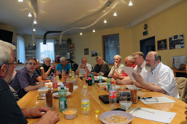 Arbeitssitzung des Sachgebietes Feuerwehr Geschichte im Feuerwehrhaus Wampersdorf  Foto: Karl Voit