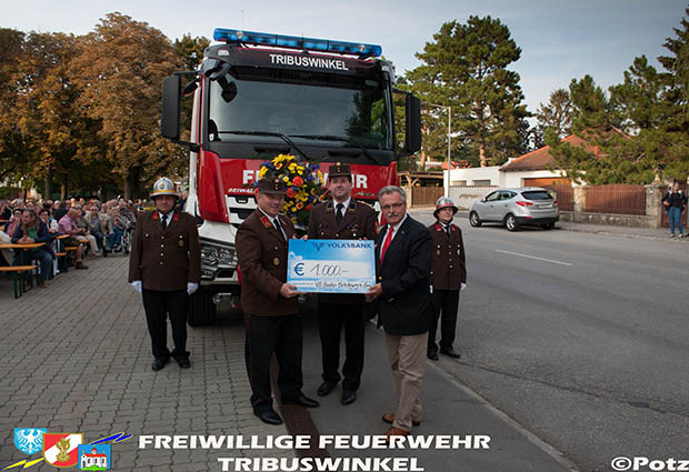20160924 Scheckübergabe bei Indienststellung HLFA3/3000 FF Tribuswinkel  Foto: P. Potz