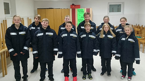 Neue Schutzbekleidung fuer die Feuerwehrjugend Tribuswinkel  Foto: FF Tribuswinkel 