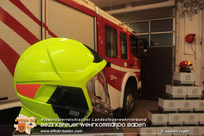 Neue Helme für die Feuerwehr Hochstrass Foto: © Joachim Zagler