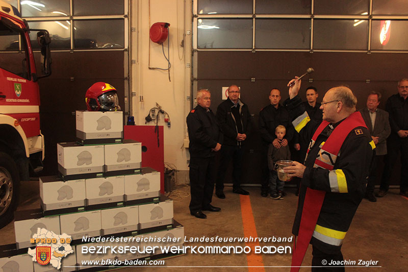 Neue Helme für die Feuerwehr Hochstrass Foto: © Joachim Zagler