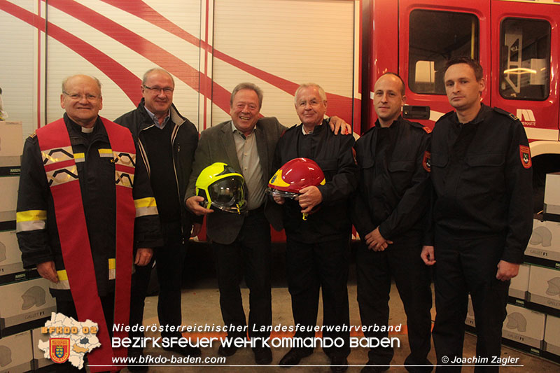 Neue Helme für die Feuerwehr Hochstrass Foto: © Joachim Zagler