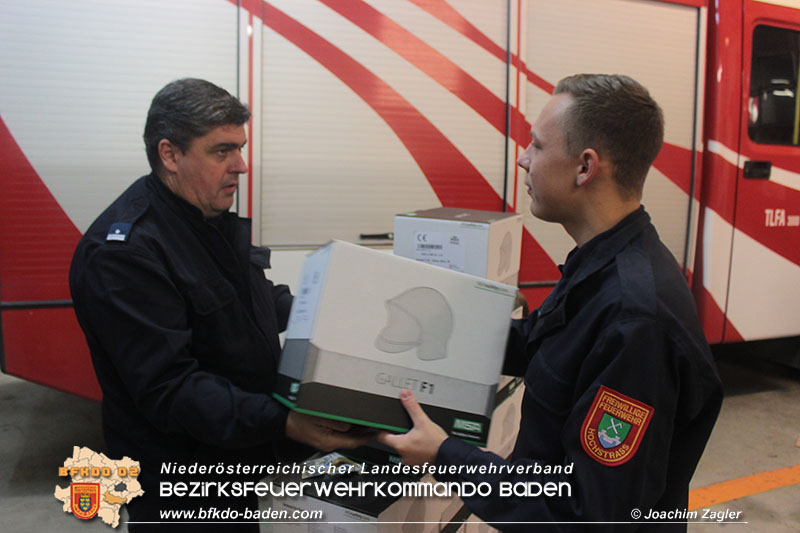 Neue Helme für die Feuerwehr Hochstrass Foto: © Joachim Zagler