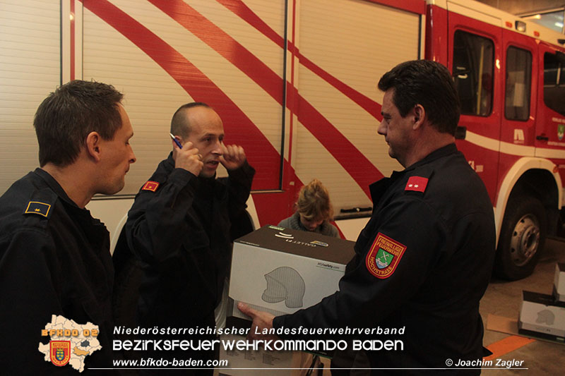 Neue Helme für die Feuerwehr Hochstrass Foto: © Joachim Zagler