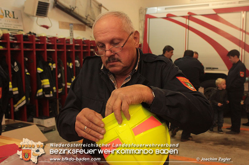 Neue Helme für die Feuerwehr Hochstrass Foto: © Joachim Zagler