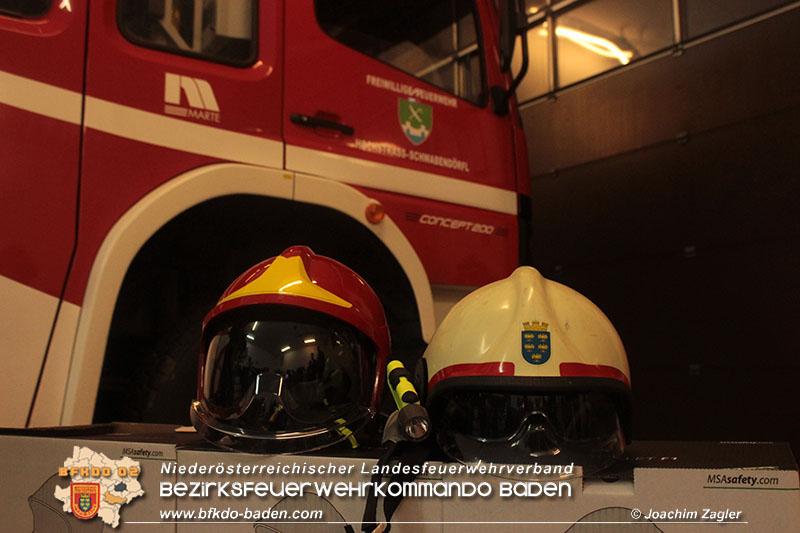 Neue Helme für die Feuerwehr Hochstrass Foto: © Joachim Zagler
