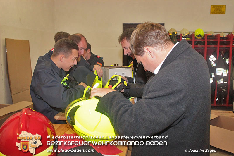 Neue Helme für die Feuerwehr Hochstrass Foto: © Joachim Zagler