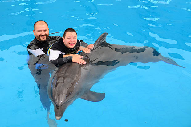 Delfintherapie für den schwer erkrankten Fuerwehrmann Manuel Dögl FF Alland Foto: Familie Dögl Delfintherapie für den schwer erkrankten Fuerwehrmann Manuel Dögl FF Alland Foto: Familie Dögl