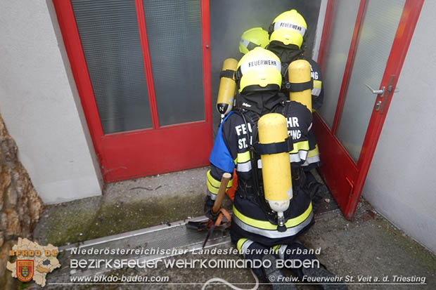 Erfolgreich abgelegte Ausbildungsprüfung Atemschutz in St.Veit a.d.Triesting Fotos: Rudolf Hafellner u. Florian Ringhofer Erfolgreich abgelegte Ausbildungsprüfung Atemschutz in St.Veit a.d.Triesting Fotos: Rudolf Hafellner u. Florian Ringhofer