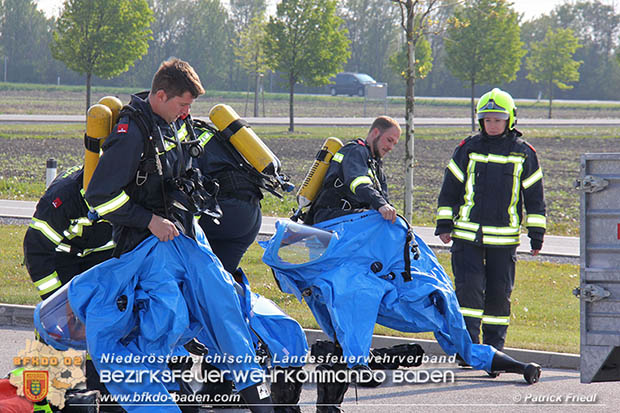 Schadstoffübung "Medium 2017" bei der Firma Hofer KG - Zentrallager Trumau  Foto: Patrick Friedl FF Möllersdorf