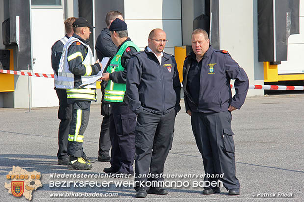 Schadstoffübung "Medium 2017" bei der Firma Hofer KG - Zentrallager Trumau  Foto: Patrick Friedl FF Möllersdorf