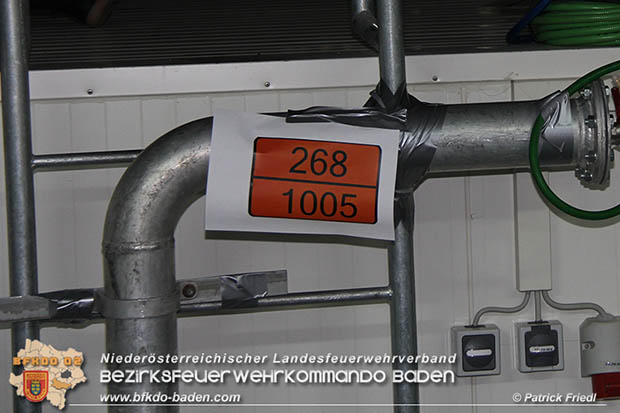 Schadstoffübung "Medium 2017" bei der Firma Hofer KG - Zentrallager Trumau  Foto: Patrick Friedl FF Möllersdorf