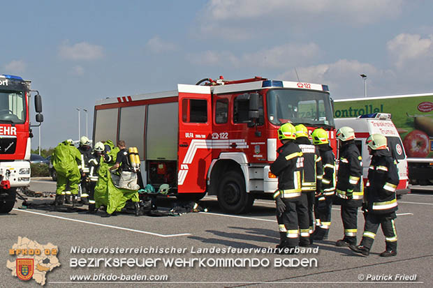 Schadstoffübung "Medium 2017" bei der Firma Hofer KG - Zentrallager Trumau Foto: Patrick Friedl FF Möllersdorf