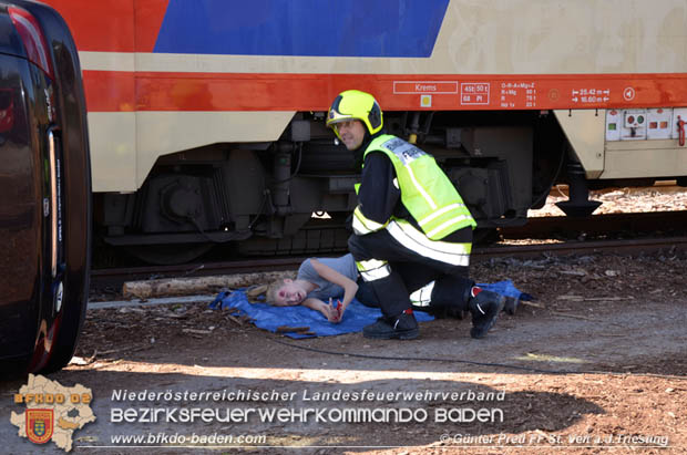 20170930 Grossuebung Pkw gegen Personenzug in St.Veit a.d.Triesting  Foto: © Guenter Pretl FF St. Veit