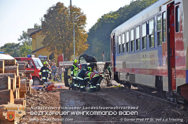 20170930 Grossuebung Pkw gegen Personenzug in St.Veit a.d.Triesting  Foto: © Guenter Pretl FF St. Veit