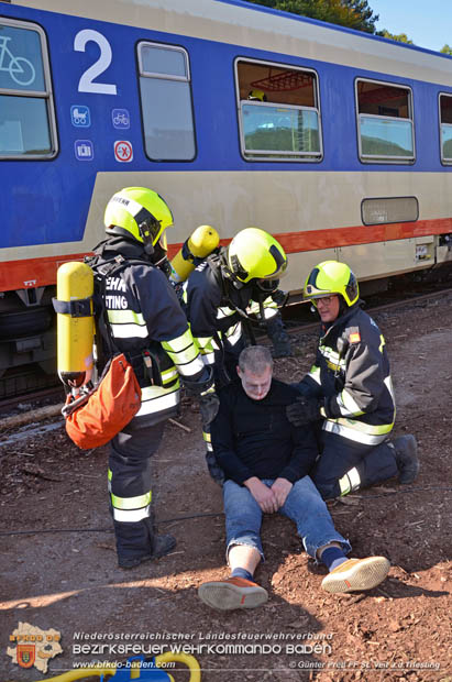 20170930 Grossuebung Pkw gegen Personenzug in St.Veit a.d.Triesting  Foto: © Guenter Pretl FF St. Veit
