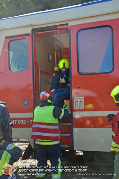 20170930 Grossuebung Pkw gegen Personenzug in St.Veit a.d.Triesting  Foto: © Guenter Pretl FF St. Veit