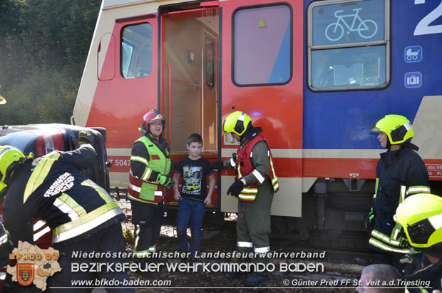 20170930 Grossuebung Pkw gegen Personenzug in St.Veit a.d.Triesting  Foto: © Guenter Pretl FF St. Veit