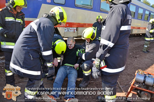 20170930 Grossuebung Pkw gegen Personenzug in St.Veit a.d.Triesting  Foto: © Guenter Pretl FF St. Veit