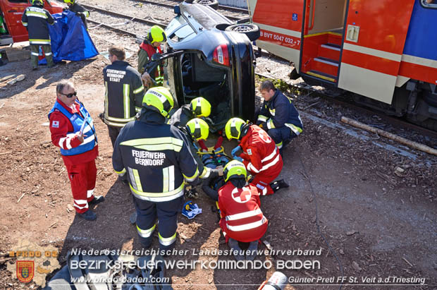 20170930 Grossuebung Pkw gegen Personenzug in St.Veit a.d.Triesting  Foto: © Guenter Pretl FF St. Veit