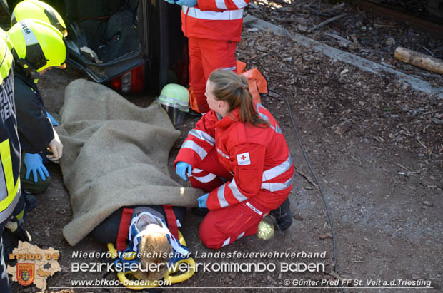 20170930 Grossuebung Pkw gegen Personenzug in St.Veit a.d.Triesting  Foto: © Guenter Pretl FF St. Veit
